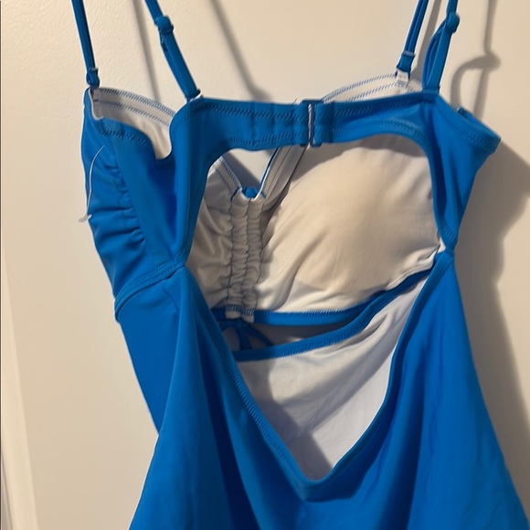 Gorgeous One-Piece Swimsuit with cut out! Sz M. Ruching adjustable - Picture 4 of 6